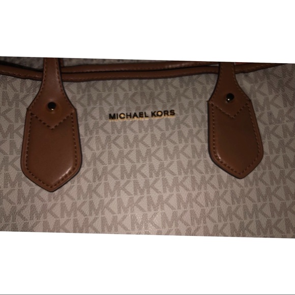 💕😍❤️MAKE AN OFFER! MICHAEL KORS CREAM LOGO TOTE❤️😍💕 - Picture 5 of 5